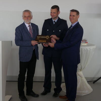 Matthias B�rmann von B�rmann + Partner GbR �bergibt den Schl�ssel an Wehrf�hrer Ralf Michalski und B�rgermeister Frank Balzer