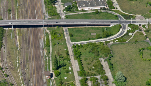 Br�cke Stra�e der Republik �ber Bahnlinie Eisenh�ttenstadt - Guben in einer Luftaufnahme von 2018
