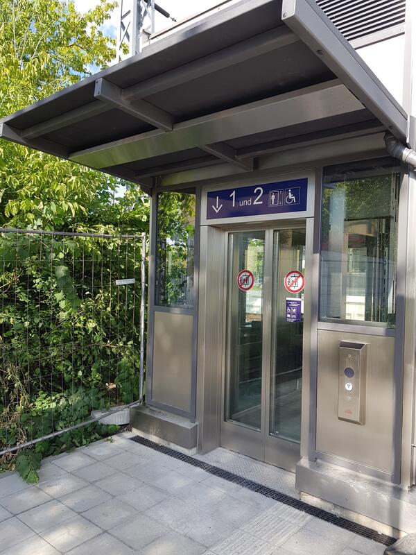 Bahnhof Eisenh&uuml;ttenstadt: Fahrstuhl Westseite