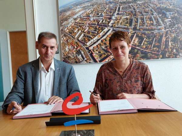 Unterzeichnung der Vereinbarung durch Verena Sdorra von der Geschäftsführung der QCW GmbH Eisenhüttenstadt und Bürgermeister Frank Balzer am 29.06.2022 im Rathaus Eisenhüttenstadt.