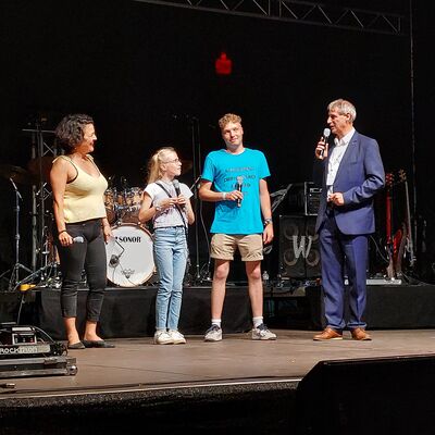 Er&ouml;ffnung durch B&uuml;rgermeister Frank Balzer gemeinsam mit Ronja Nolle und Kevin Franke (Plakatgesichter des Stadtfestes)