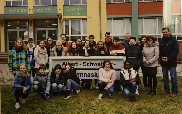 Teilnehmer des Sch&uuml;leraustausches 2020 vor dem Albert-Schweitzer-Gymnasium