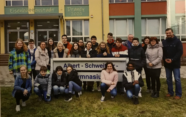 Teilnehmer des Schüleraustausches 2020 vor dem Albert-Schweitzer-Gymnasium