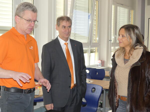 Bürgermeisterin Aude Lagarde aus Drancy im Gespräch mit Bürgermeister Frank Balzer beim Rundgang zum Tag der offenen Tür am Albert-Schweitzer-Gymnasium.