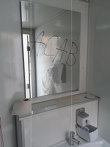 Vandalismus Bahnhof WC - Spiegel