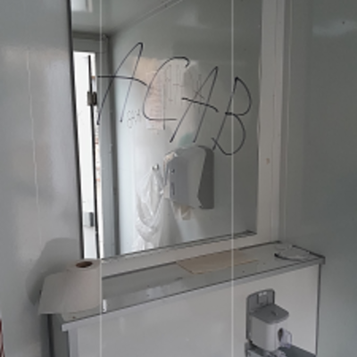 Vandalismus Bahnhof WC - Spiegel