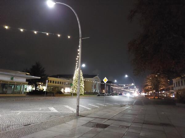 Lindenallee mit Friedrich-Wolf-Theater