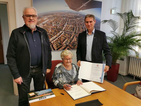 Bürgermeister Frank Balzer und Wolfgang Perske würdigen Regine Ettmeier für ihr ehrenamtliches Engagement.