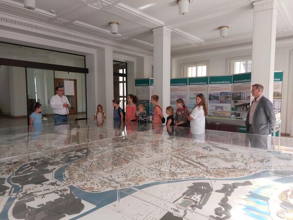 Feriendiplom 2023 - Begr&uuml;&szlig;ung am Stadtmodell