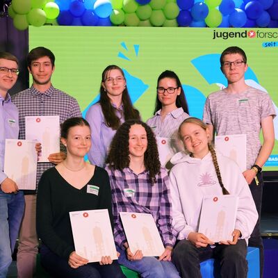 Die 60. bundesweite Wettbewerbsrunde von Jugend forscht steht vor der T�r - Brandenburg kann auf 35 Jahre erfolgreiche Teilnahme zur�ckblicken. Am 1. April versammeln sich die besten Nachwuchsforscher aus ganz Brandenburg bei BASF in Schwarzheide, um ihre innovativen und kreativen Projekte einer Fachjury zu pr�sentieren. �Macht aus Fragen Antworten� ist das Motto des Wettbewerbs im Jubil�umsjahr 2025. Insgesamt 271 Sch�lerinnen und Sch�ler haben sich mit 159 Projekten f�r die sieben Fachbereiche Arbeitswelt, Biologie, Chemie, Geo- und Raumwissenschaft, Mathematik/Informatik sowie Physik und Technik angemeldet. F�r den Landeswettbewerb bei BASF in Schwarzheide qualifizierten sich insgesamt 58 Jungen und M�dchen mit 34 Projekten. Davon starten zw�lf Nachwuchsforscher im Alter zwischen 12 und 14 Jahren in der Sparte Jugend forscht Junior.