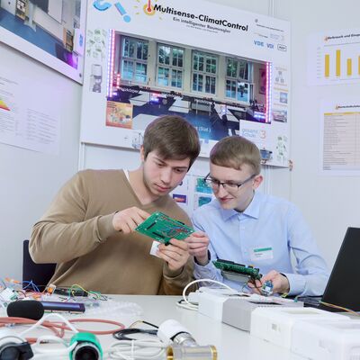 Die 60. bundesweite Wettbewerbsrunde von Jugend forscht steht vor der T�r � Brandenburg kann auf 35 Jahre erfolgreiche Teilnahme zur�ckblicken. Am 1. April versammeln sich die besten Nachwuchsforscher aus ganz Brandenburg bei BASF in Schwarzheide, um ihre innovativen und kreativen Projekte einer Fachjury zu pr�sentieren. �Macht aus Fragen Antworten� ist das Motto des Wettbewerbs im Jubil�umsjahr 2025. Insgesamt 271 Sch�lerinnen und Sch�ler haben sich mit 159 Projekten f�r die sieben Fachbereiche Arbeitswelt, Biologie, Chemie, Geo- und Raumwissenschaft, Mathematik/Informatik sowie Physik und Technik angemeldet. F�r den Landeswettbewerb bei BASF in Schwarzheide qualifizierten sich insgesamt 58 Jungen und M�dchen mit 34 Projekten. Davon starten zw�lf Nachwuchsforscher im Alter zwischen 12 und 14 Jahren in der Sparte Jugend forscht Junior.