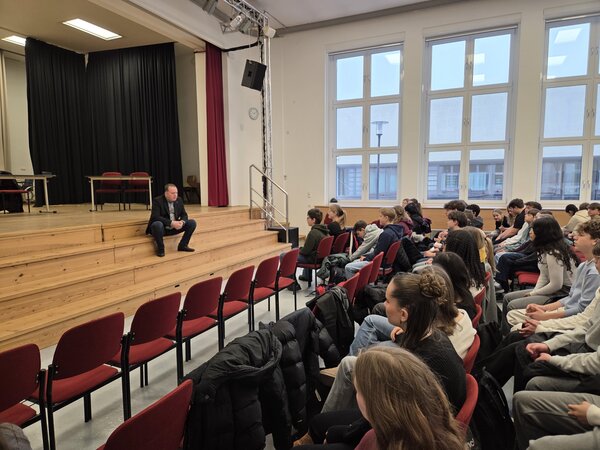 B&uuml;rgermeister im Gespr&auml;ch mit Sch&uuml;lern ASG EU