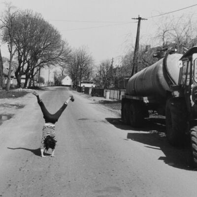 Handstand auf Dorfstrasse, Beerfelde -  - 