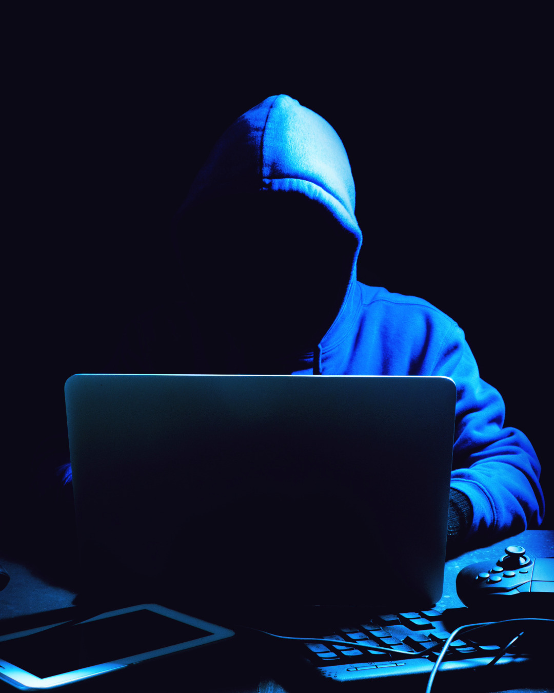 Ein falscher Klick, ein kompromittiertes Passwort oder eine t�uschend echte E-Mail k�nnen ausreichen, um Cyberkriminellen den Weg in ein Unternehmen zu �ffnen. Dabei sind nicht nur gro�e Konzerne betroffen: Auch kleine und mittlere Unternehmen geraten zunehmend ins Visier.
Wie gehen Cyberkriminelle heute vor? Welche Betrugsmaschen und Angriffsmethoden sind aktuell besonders verbreitet? Und an welchen Stellen sind Unternehmen und ihre Mitarbeitenden besonders angreifbar?
Antworten darauf gibt die Zentrale Ansprechstelle Cybercrime der Polizei Brandenburg bei unserer n�chsten Unternehmensveranstaltung.
Anhand konkreter F�lle aus der Praxis erfahren Sie, wie Cybercrime funktioniert, welche Schwachstellen h�ufig ausgenutzt werden und wie Sie Ihr Unternehmen besser sch�tzen k�nnen. Dabei geht es nicht nur um technische Sicherheit: Auch das Verhalten der Mitarbeitenden, im Arbeitsalltag ebenso wie bei der privaten Internetnutzung, spielt eine wichtige Rolle.
Freuen Sie sich auf einen praxisnahen Abend mit aktuellen Beispielen, verst�ndlichen Informationen und konkreten Hinweisen f�r mehr Sicherheit im Unternehmensalltag.
04. November 2026
17:00 Uhr 19.00 Uhr
kleine B�hne, Lindenallee 23, Eisenh�ttenstadt
Die Veranstaltung wird von der Stadt Eisenh�ttenstadt und der Wirtschaftsf�rderung Land Brandenburg (WFBB) gemeinsam organisiert.
Die Teilnahme f�r Unternehmer und Unternehmerinnen oder UnternehmerInnen ist kostenfrei. Wir freuen uns auf den Austausch mit Ihnen!