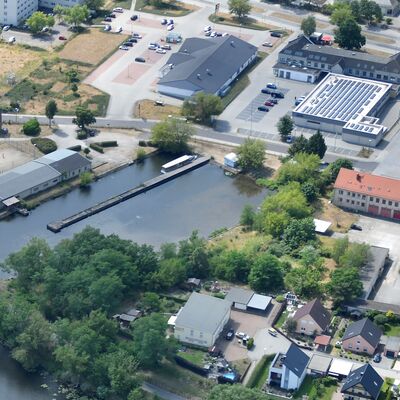 Im Rahmen eines Interessenbekundungsverfahrens schreibt die Stadt Eisenh�ttenstadt das Areal der ehem. Feuerwache und des Trockendocks zur Neuentwicklung aus. Das ca. 20.000 m� gro�e Ensemble umfasst den Geb�udebestand der ehem. Feuerwache Am Kanal sowie das historische Trockendock. Der Standort zeichnet sich durch seine besondere, inner-st�dtische Lage als Schnittstelle zwischen dem Wohnkomplex I und Oder-Spree-Kanal aus. 
Mit Verlagerung des Feuerwehrstandorts erfolgte der Freizug des Standorts am Kanal, sodass dieser seitdem ohne Nutzung verblieb. Im Trockendock, welches nach Beendigung der Werftnutzung als Wassersportobjekt diente, besteht derzeit lediglich eine provisorische Zwi-schennutzung, die durch einen j�hrlichen Nutzungsvertrag geregelt wird. Somit steht das Ge-samtareal der ehem. Feuerwache nebst Trockendock vollumf�nglich f�r eine zukunftsf�hige Neuentwicklung bereit. 
Gesucht wird ein leistungsf�higer und erfahrener Vorhabentr�ger, der die historische Sub-stanz des Areals nach den Zielvorgaben der Stadt mit neuem Leben f�llt. Das Entwicklungs-ziel ist die Schaffung eines identit�tsstiftenden Quartiers, das hochwertiges und innovatives Wohnen mit wassersportlichen oder freizeitbezogenen Nutzungen am Trockendock synerge-tisch verkn�pft. Das Trockendock er�ffnet hierbei einen erweiterten Spielraum f�r innovative Konzepte an der Schnittstelle zum Kanal. 
Die Ver�u�erung der Liegenschaft erfolgt zum aktuellen Verkehrswert. Ein entsprechendes Verkehrswertgutachten besitzt eine G�ltigkeit von l�ngstens 12 Monaten. S�mtliche Kosten f�r Gutachten, Erwerb und die gesamte Projektentwicklung sind vollumf�nglich vom Vorha-bentr�ger zu tragen.
Interessenten werden gebeten, ein aussagekr�ftiges Konzept einzureichen, worin mindestens folgende Unterlagen gew�nscht sind: eine Vorstellung des Vorhabentr�gers und des ange-bundenen Projektnetzwerks, die Darstellung der Konzeptidee, mind. eine Referenz eines ver-gleichbaren Projekts, sowie einen Vorschlag eines Zeitplans und Finanzierungskonzepts. 
Die finale Auswahl des Vorhabentr�gers erfolgt auf Basis einer Bewertungsmatrix mit folgen-den Kriterien: 
Vorstellung des Vorhabentr�gers (Gewichtung 15%)
Konzeptidee (Gewichtung 30%)
Referenzen (Gewichtung 30%)
Netzwerke (Gewichtung 15%)
Zeitplan/ Finanzierungskonzept (Gewichtung 10%).
Detaillierte Informationen zum Bekundungsgebiet und den Anforderungen sowie der Bewer-tungsmatrix stehen im Expos� nachfolgend als Download zur Verf�gung: 
[Link Expos�] 
Die Unterlagen sind bis zum 14.08.2026 digital an Hr. H�fner von der Stadt Eisenh�ttenstadt unter der E-Mail-Adresse Lennart.Huefner@eisenhuettenstadt.de einzureichen.