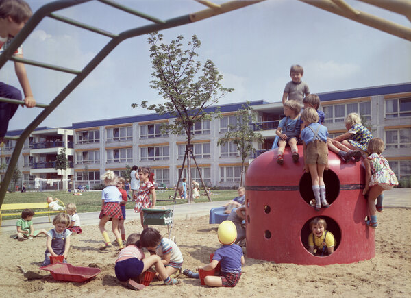 01.07.1976, Berlin, Berlin,  - Berlin, DDR, Kindergartenkinder spielen auf einem Spielplatz. (aktiv, Aktivit�t, Aktivitaet, Alltag, au&sect;en, Au&sect;enaufnahme, aussen, Aussenaufnahme, Berlin, Berlin-Buch, bewegen, Bewegung, bis 10 Jahre, Buddelkasten, buddeln, DDR, deutsch, Deutsche Demokratische Republik, Deutschland, Emotion, europ�isch, Europa, europaeisch, fr�hlich, Fr�hlichkeit, Freizeit, Freizeitaktivit�t, Freizeitaktivitaet, Freizeitvergn�gen, Freizeitvergnuegen, Freude, Freunde, Freundschaft, froehlich, Froehlichkeit, GDR, Geb�ude, Gebaeude, gemeinsam, Gemeinsamkeit, Gesellschaft, Gruppe, H�user, Haeuser, historisch, im Freien, Jungen, Kaukasier, kaukasisch, Kinder, Kinderbetreuung, Kindergarten, Kindergartenalltag, Kindergartenkinder, Kindergartenplatz, Kinderspiel, Kindertagesbetreuung, Kindertagesst�tte, Kindertagesstaette, Kindheit, Kita, Kleinkinder, Kletterger�st, Klettergeruest, klettern, Landschaft, Lindenbergallee, M�dchen, Maedchen, Menschen, Personen, pmscartandhistory, QF, Querformat, Sandkasten, Spa&sect;, Spass, Spiel, spielen, Spielger�te, Spielgeraete, Spielplatz, Stadt, Stadtansicht, Stadtlandschaft, toben, turnen, Vergn�gen, vergn�gt, Vergnuegen, vergnuegt, Westeuropa, Wirtschaft, wohnen, Wohngegend, Wohnh�user, Wohnhaeuser, Zeitdokument, Zeitgeschichte, zusammen) 00S76071D1272DDR-ARCHIV.JPG [Copyright (c) Frank Sorge, Fotograf, Tel. 0049(0)3078705340, Mobil: 0049(0)178 788 5678, Fax: 0049(0)30 78705341, web: www.galoppfoto.de, e-mail: info@galoppfoto.de, Bankverbindung: BIC: BELADEBEXXX, IBAN: DE10 100500000620159286 - NO MODEL RELEASE - bei Verwendung des Fotos ausserhalb journalistischer Zwecke bitte Ruecksprache halten - Foto ist honorarpflichtig!]