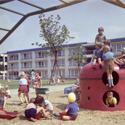Berlin, DDR, Kindergartenkinder spielen auf einem Spielplatz